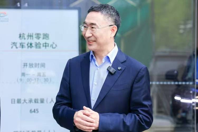 新密一货车司机试车时轧死修理工 怕担责逃离现场