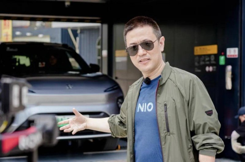 司机驾驶途中突发哮喘 轿车失控撞上桥墩